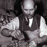 Christian Rommel bei der Lehmkuchenanfertigung