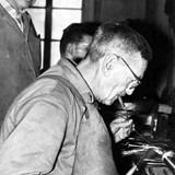 Bernhard Eckhard beim Schweien mit Friedrich Venter im Hintergrund